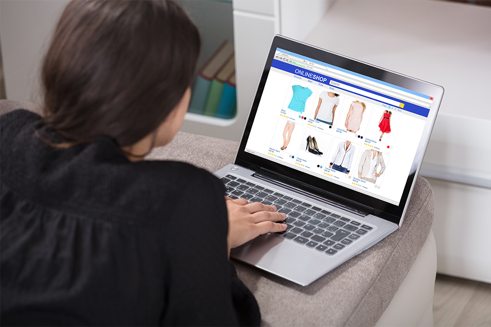 Online-Shopping am Laptop